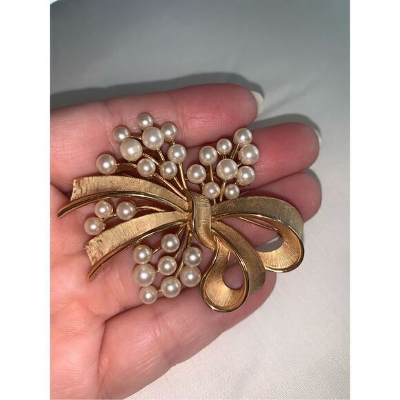 Vintage Large Crown Trifari Faux Pearls Brushed Gold Tone Berris Branch Brooch P - Picture 13 of 14